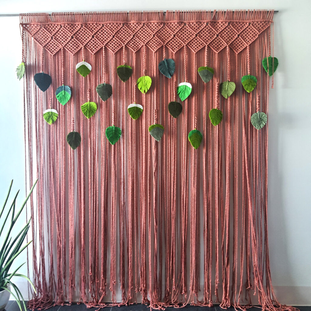 Rèm cửa màu hồng với lá xanh macrame - Kieuhandmadeshop