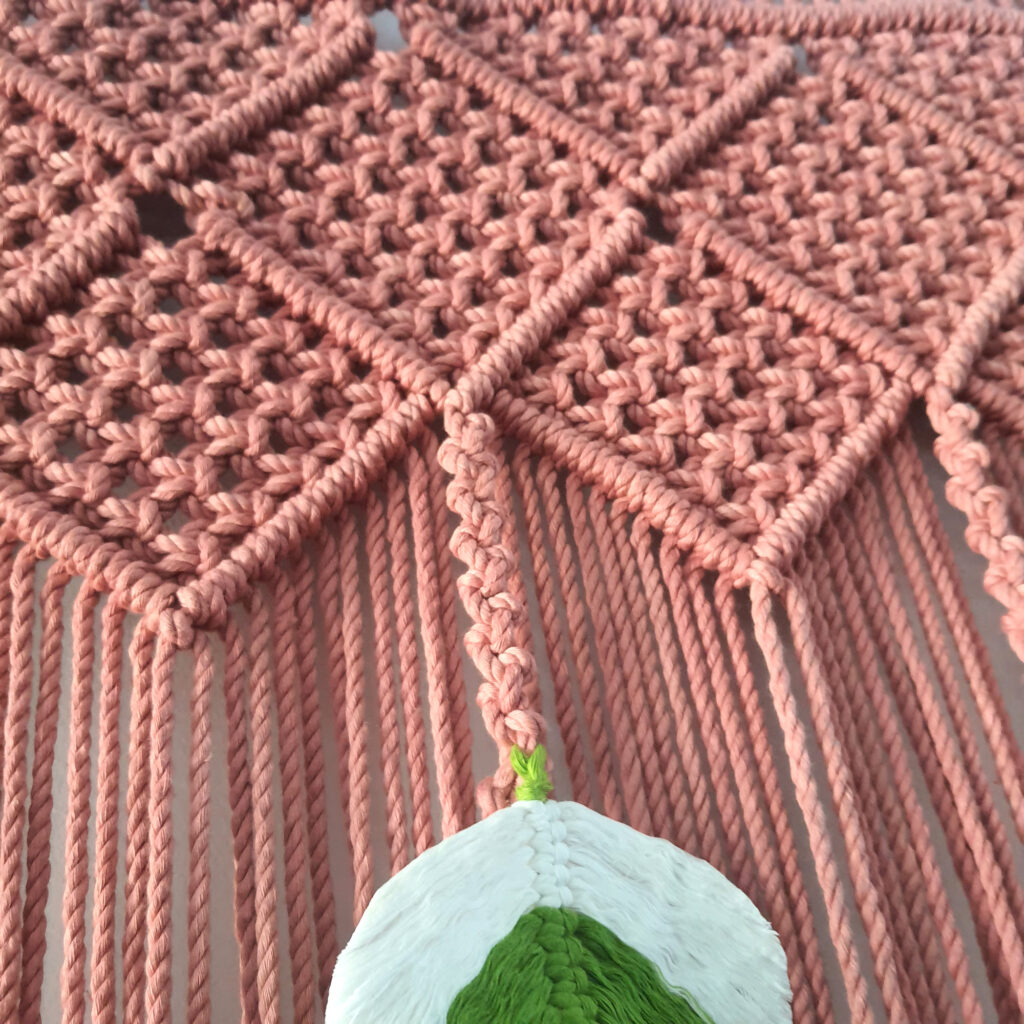 Rèm cửa màu hồng với lá xanh macrame - Kieuhandmadeshop