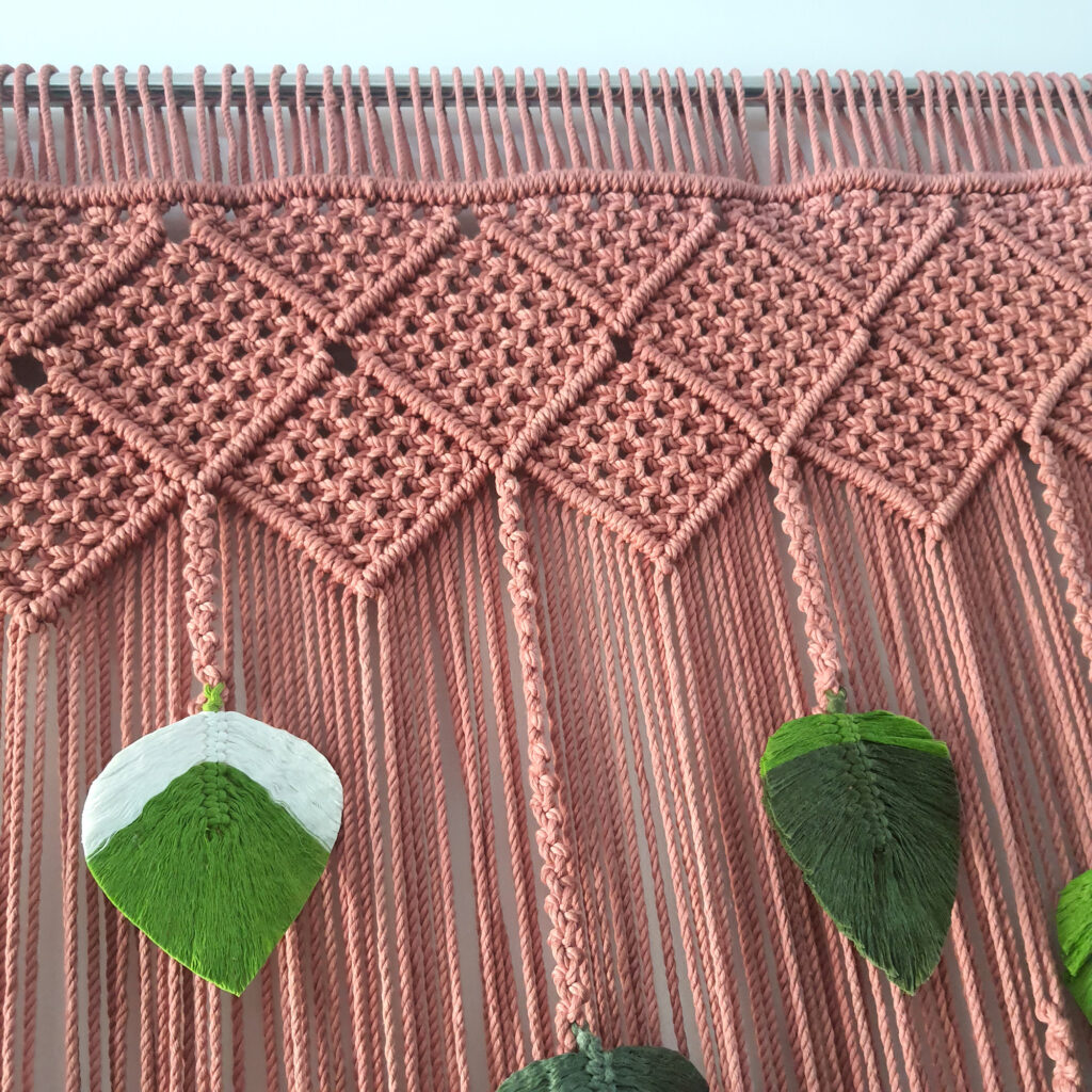 Rèm cửa màu hồng với lá xanh macrame - Kieuhandmadeshop