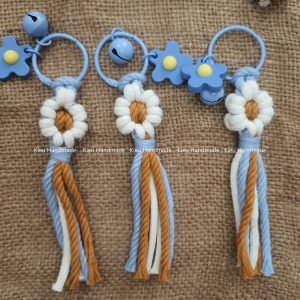 Ảnh thật 100%. Móc khoá hoa mai Macrame Handmade.